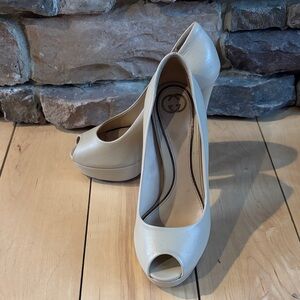 Gucci tan heels size 37